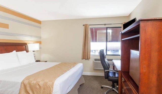 Clean, Cozy Room Near LA Landmarks: Perfect for a City Adventure