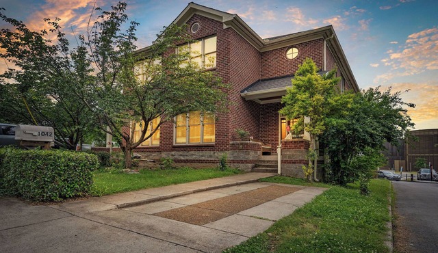 Clean Downtown Luxury Home — Walk to Broadway