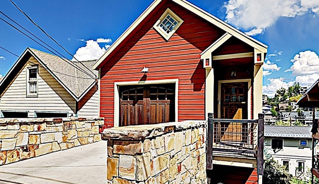 CLEAN Fabulous 4BR House steps 2 ski/main, hottub, views, fireplace, walk to all