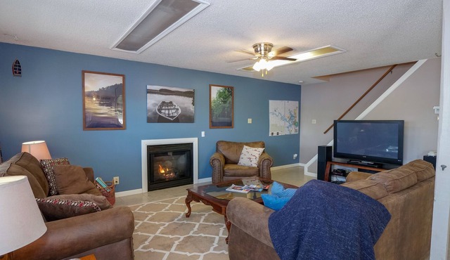 ✨Clean Family Friendly Cabin Steps from Lake. Huge Deck & Lakeside Fire Pit!