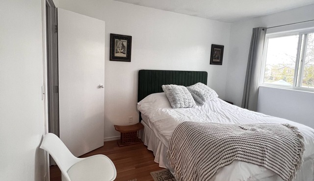 Clean family home Pet friendly Central Anchorage close to UMED district & trails