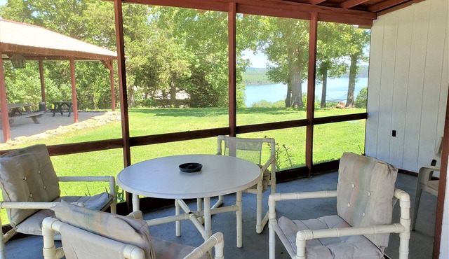 Clean, family/pet friendly AR Ozark Mountain/Norfork Lake Front Cabin