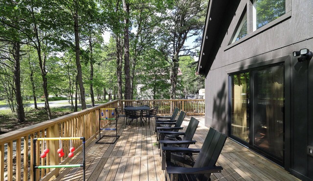 Clean Fresh Bright and Beautiful Chalet for Year Round Fun!