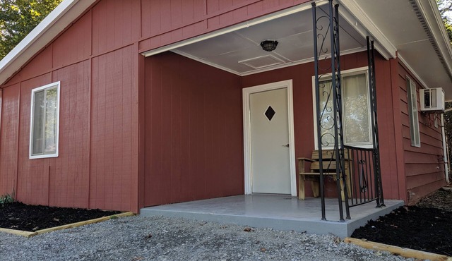 Clean, full kitchen, stand alone cabin