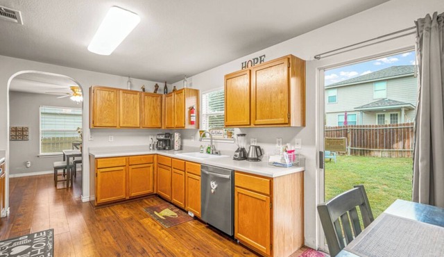 Clean, Fun 3 Bedroom, with Game Room & Fire Pit