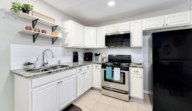 Clean furnished 2BR half-duplex for 30+ day stays. Utilities included, fast WiFi, and a comfortable setup for traveling professionals, relocations, or insurance stays. Convenient access to Kansas City and surrounding areas.