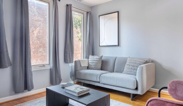 Clean Georgetown 2BR w/W/D, nr Embassy Row & Nightlife, by Blueground