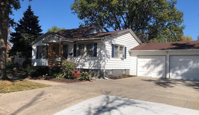 CLEAN HOME in Millard! Minutes from Werner Park christmas light display.