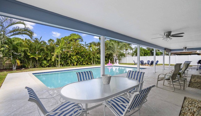 Clean Home Large Heated-Pool - 3/2 +Ofc/den - 3 Miles to Beach "Jupiter Escape"