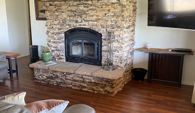 Clean home with a view, hunt Unit 23 in comfort!