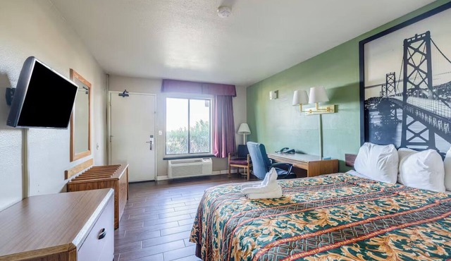 Clean Junior Room with Queen Bed Along Route 66 - Perfect For Road Trips