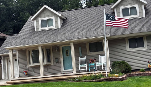 CLEAN ~Lake Michigan Sandy Beach Access~ Pet Friendly ~ Hot tub ~ Sleeps 10