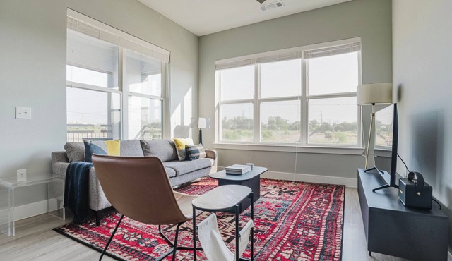 Clean Lost Plains 2BR w/Pool, Pet Area & W/D