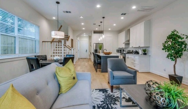 Clean luxury, furnished house for rent