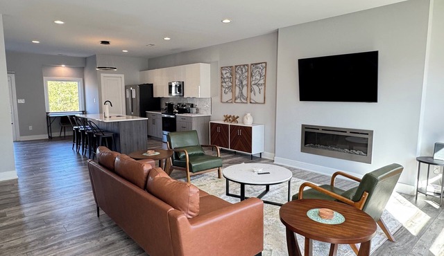 Clean luxury home near Liberty University and downtown. Quiet neighborhood,