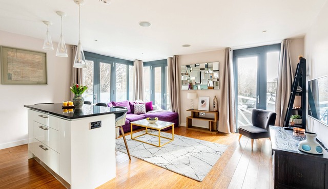 Clean & Modern 2-bedroom/2-bathroom by Portobello Road & Market, Notting Hill.