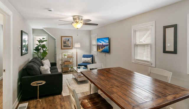 Clean & Modern Apt DT Libertyville near Naval Base