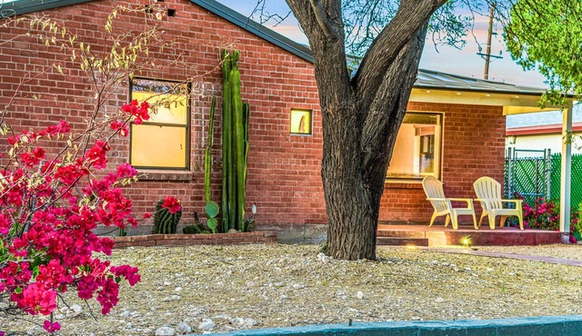 Clean Modern Centrally Located Home - 1.4 miles to UofA/3.5 miles to downtown