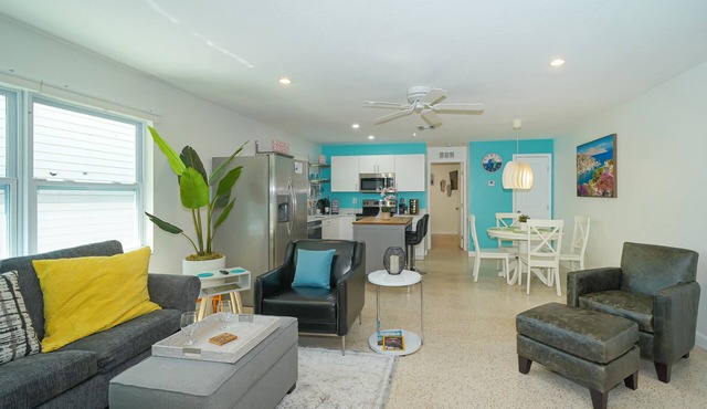 Clean & Modern, Close to Beach, Restaurants, Downtown SRQ!