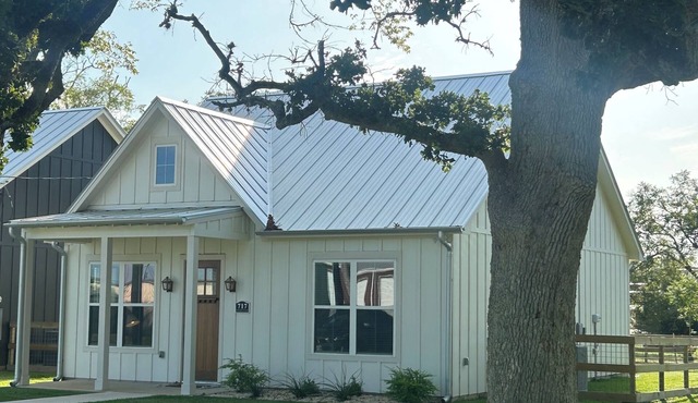 Clean, Modern Cottage close to the Vine & Round Top. The perfect country retreat