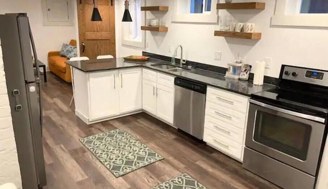 Clean Modern Downtown Apartment- All New Rear Unit