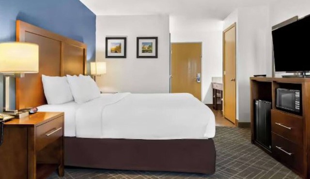 Clean & Modern Joliet Hotel—Indoor Pool, Free Breakfast & Close to I-55 Corridor