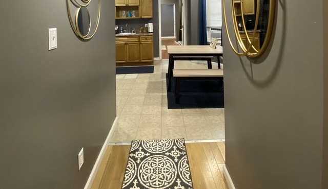 Clean Modern Minutes from Downtown Pet Friendly