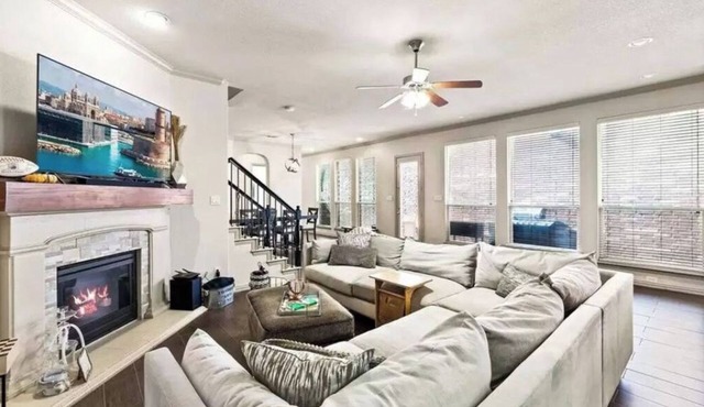 Clean Modern Spacious Open, King bed in peaceful neighborhood,Near DFW Airport