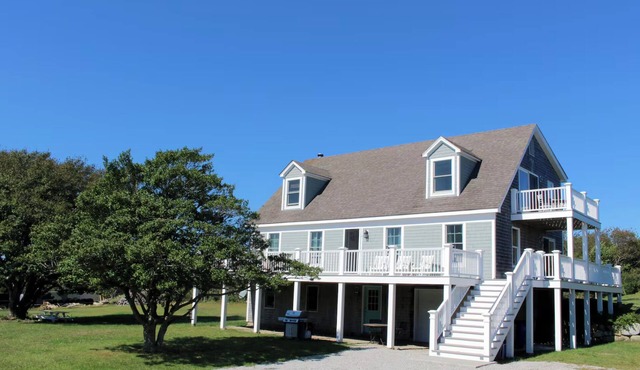 Clean & Newly Renovated 4BR w/Hot tub & AC