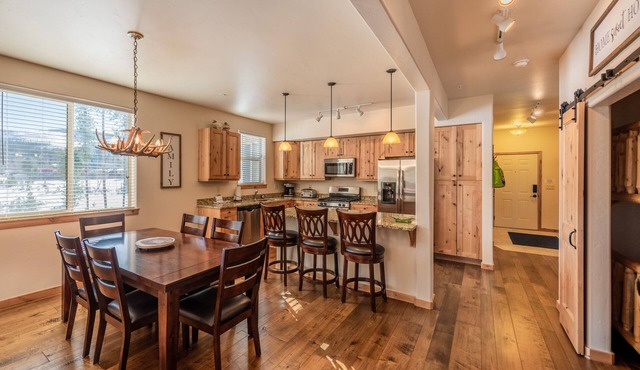 CLEAN, PET-FREE, MOUNTAIN VIEW, SPACIOUS KITCHEN- steps from village of WP!