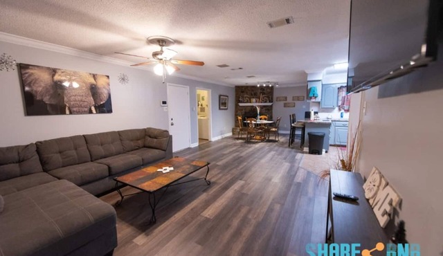 Clean, Pet Friendly, Travel Nurse, Remote Work Home w/Garage - Tesla Charger