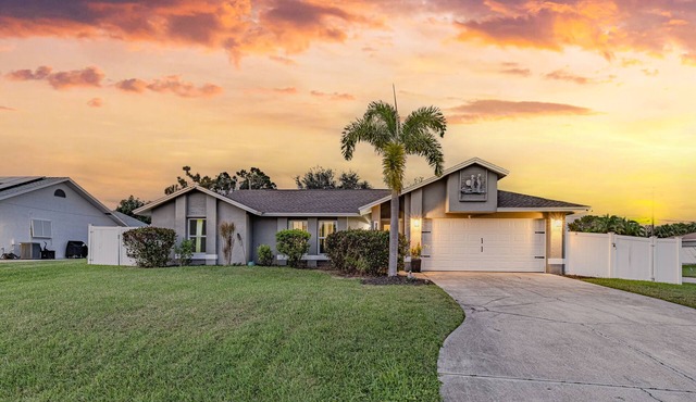 Clean pool house with 70" TV nearby beaches, shopping and restaurants