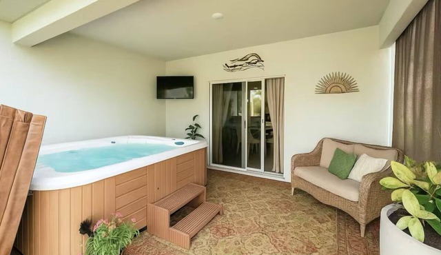 Clean + Private QUEEN Room w/Hot Tub, Grill