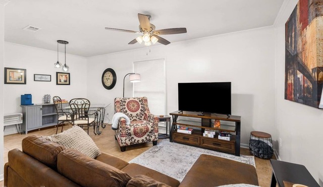 Clean & Quiet 1BR King w/W/D + WiFi by Ponytail