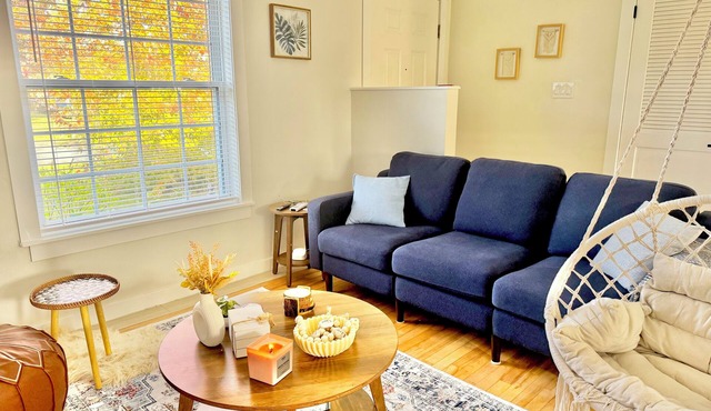 Clean & Quiet 2BR Suite Private Entrance Parking .Minutes to Hospital & Shop