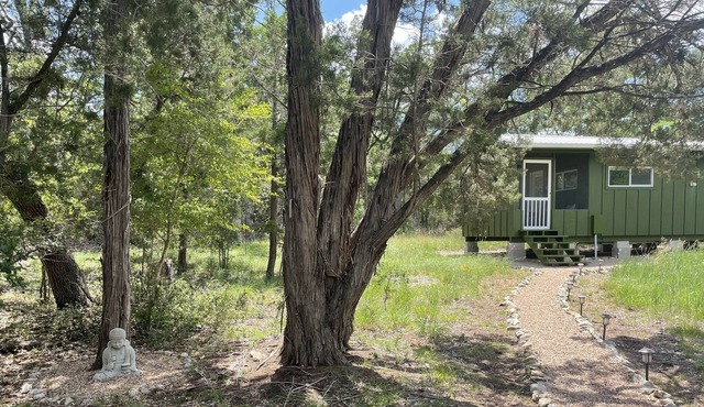Clean Quiet Comfortable Romantic Getaway / Retreat in the Texas Hill Country.