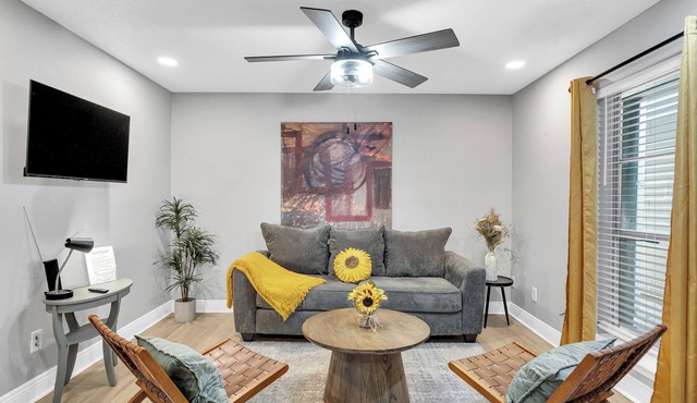 Clean/Quiet-Near every typre of eatery imaginable, Come enjoy New Orleans!