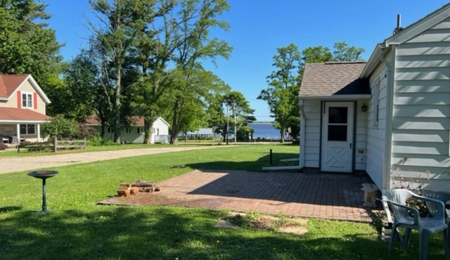 Clean/Quiet ranch home- 1 Block from Public Beach- Fremont