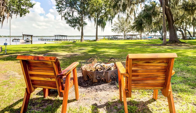 Clean renovated LAKEFRONT home on spring fed Lake Kerr in Ocala National Forest.