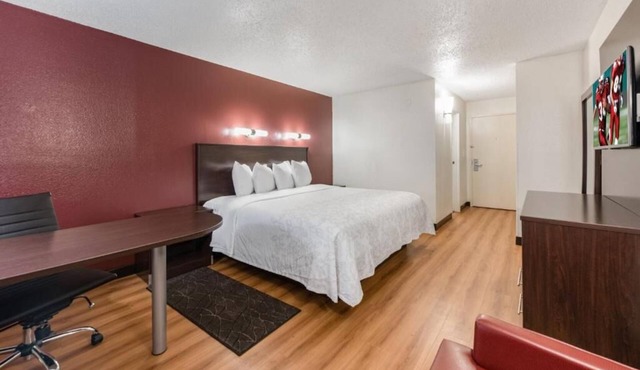 Clean Renovated Space for Travelers with Free Parking Near Attractions