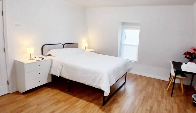 Clean room w/King bed/Private bathroom. Free Wifi free parking self check in