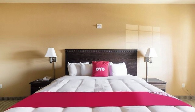 Clean Room with King Bed + Spacious Bathroom in Valley View – Relax & Unwind