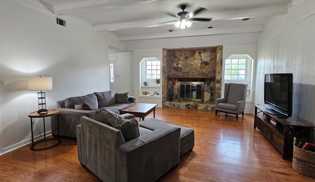 Clean, Safe, and Convenient with Ping Pong and FirePit 3 bedroom sleeps 6