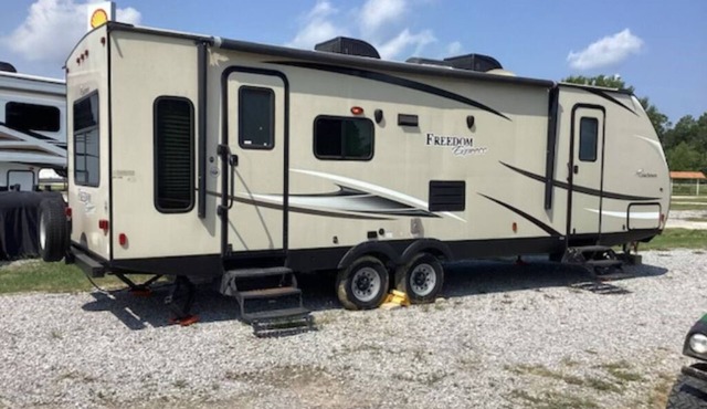 Clean, safe, and cozy RV located between Lafayette and Lake Charles.