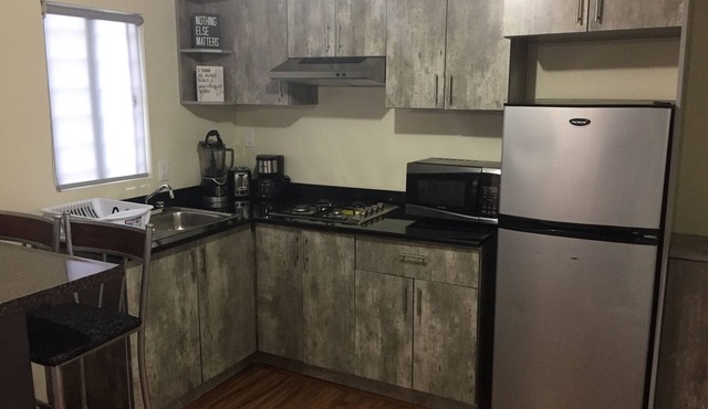 Clean & safe apartment. Near borders & airport!