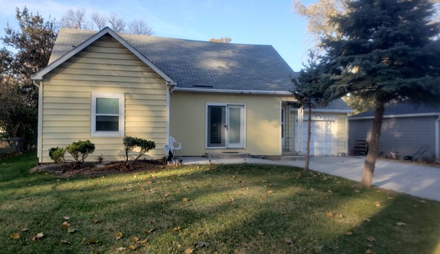 Clean & Safe Central Omaha Home Near Childrens Hospital, Walkable Eats, Fire Pit