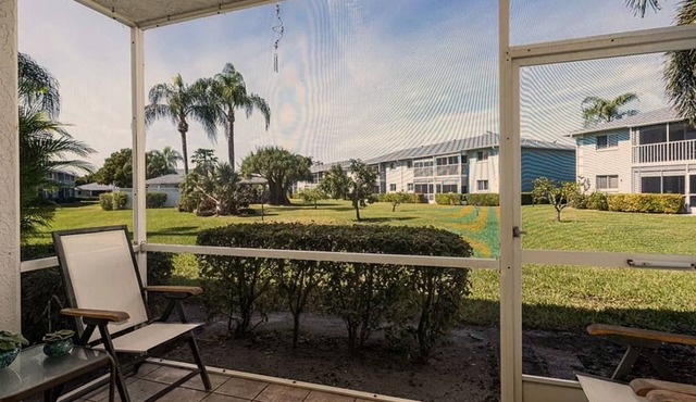 Clean safe condo centrally located to hospitals, beach, downtown, and airport