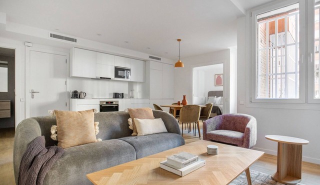 Clean Sarrià 2BR w/Doorman, Recently Renovated, by Blueground