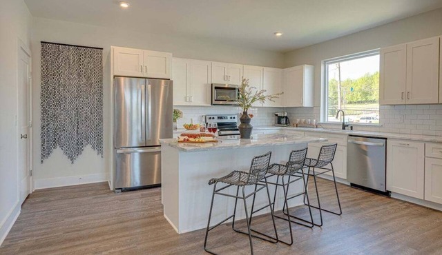 Clean Slate 5631–Near Broadway–Sleeps 8