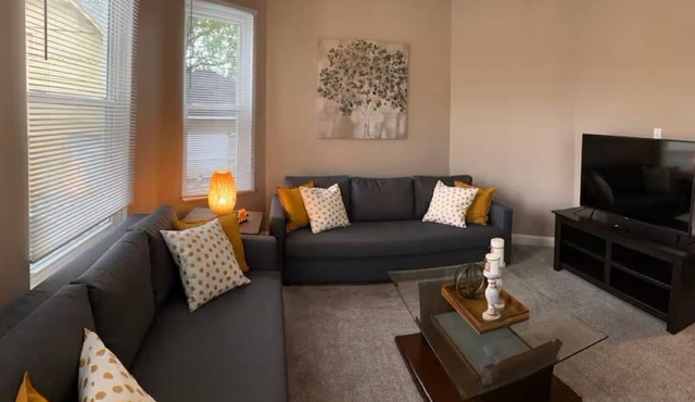 Clean & Spacious 4 bedroom house in Hamilton, sleeps 7 up and can sleep 2-4 down